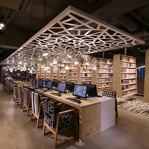 Booth Netcafe & Capsule Hotel cápsula